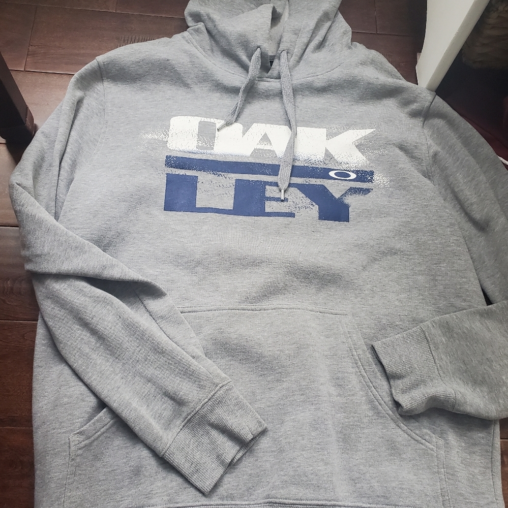 Oakley gray sweatshirt size large men's, blue and white logo in the fro…